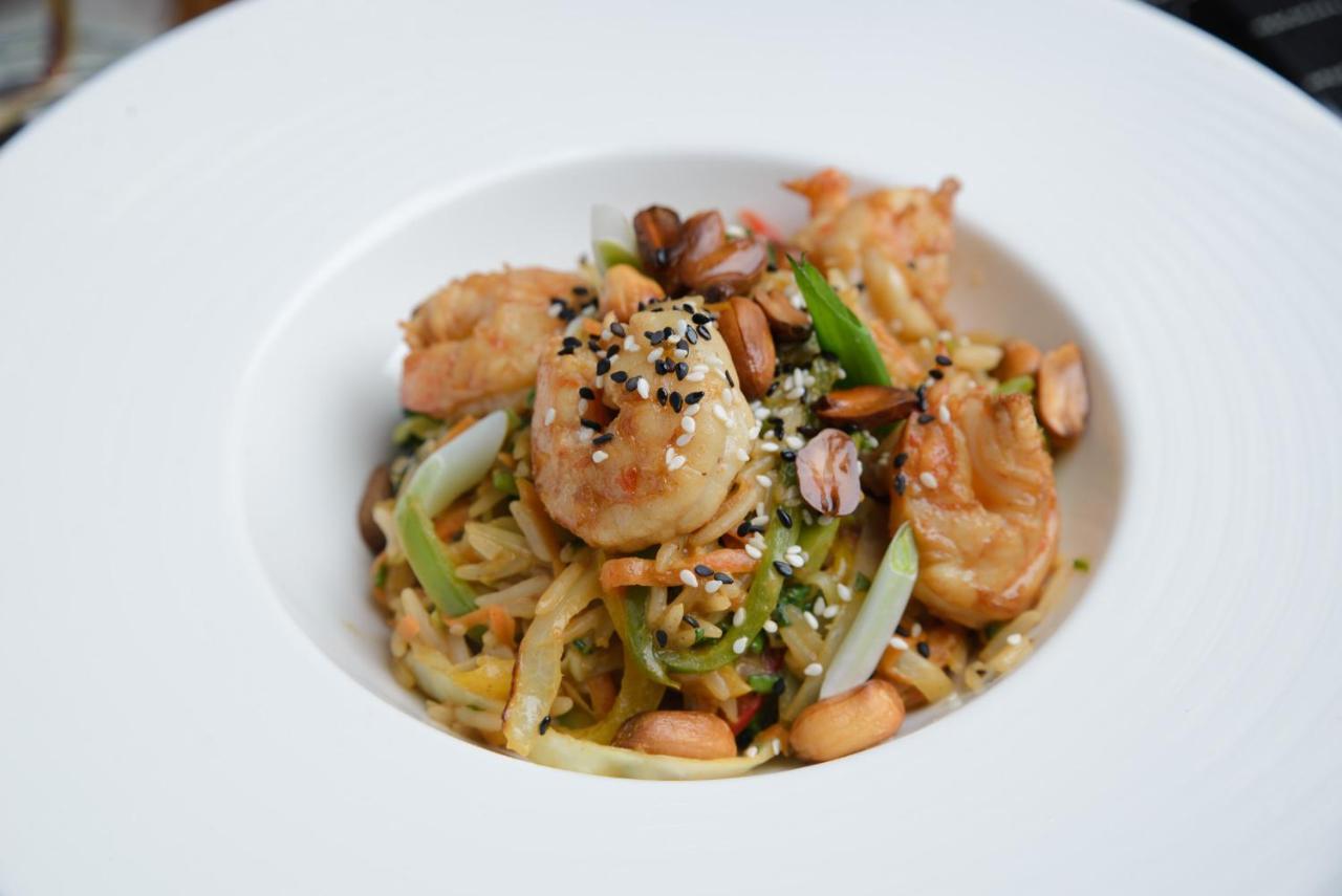 Royal Tulip Hotel & Casino, Tbilissi Extérieur photo Shrimp chow mein