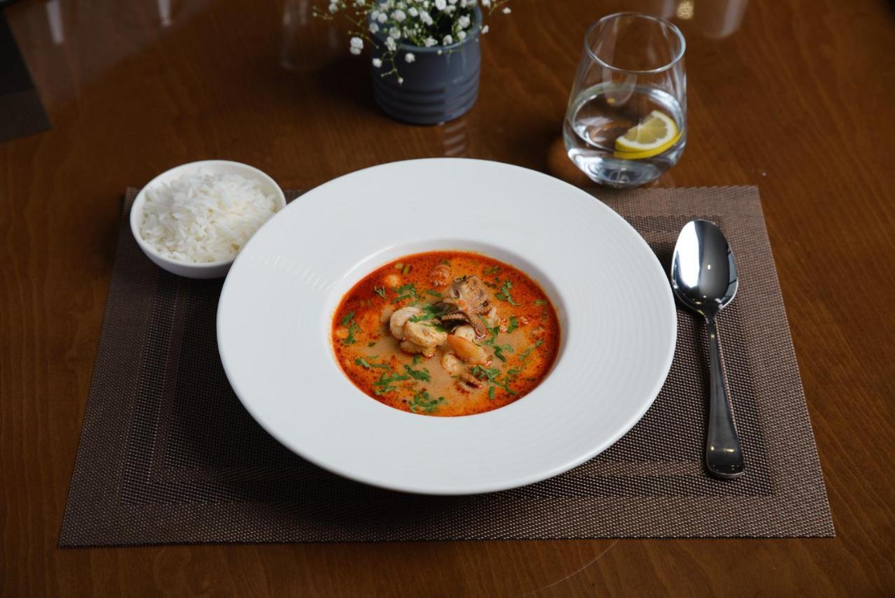 Royal Tulip Hotel & Casino, Tbilissi Extérieur photo A bowl of tom yum soup