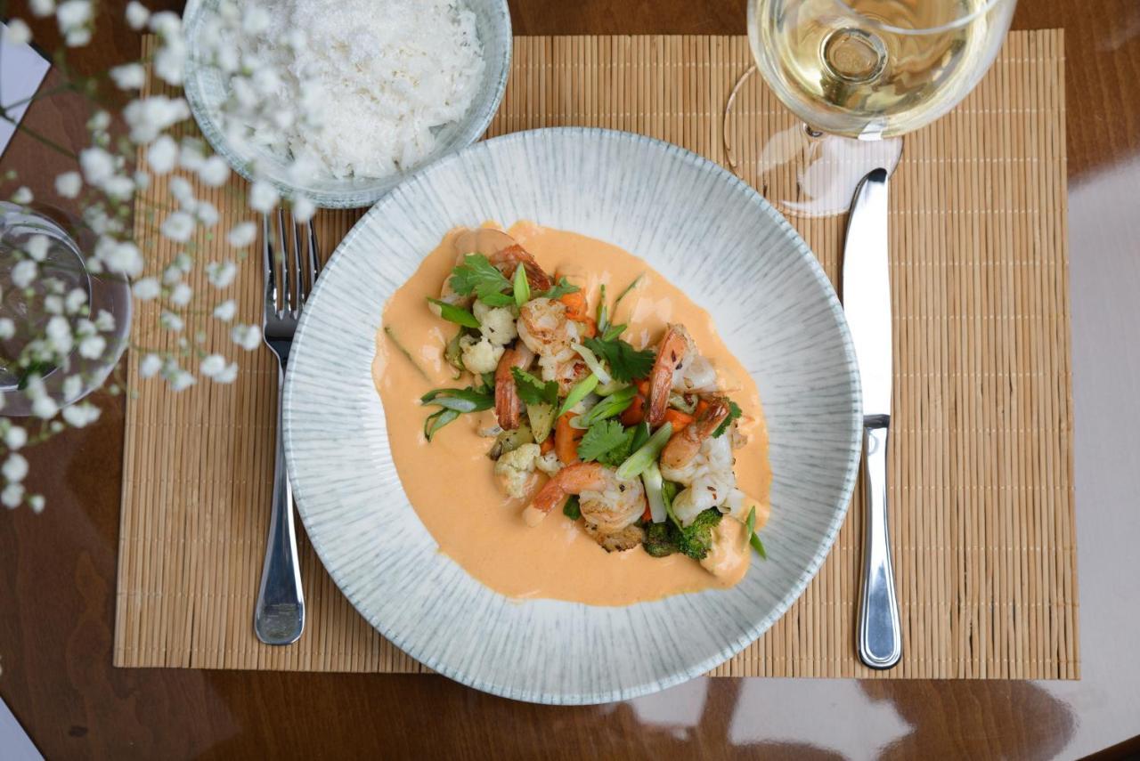 Royal Tulip Hotel & Casino, Tbilissi Extérieur photo A plate of Thai seafood chowder