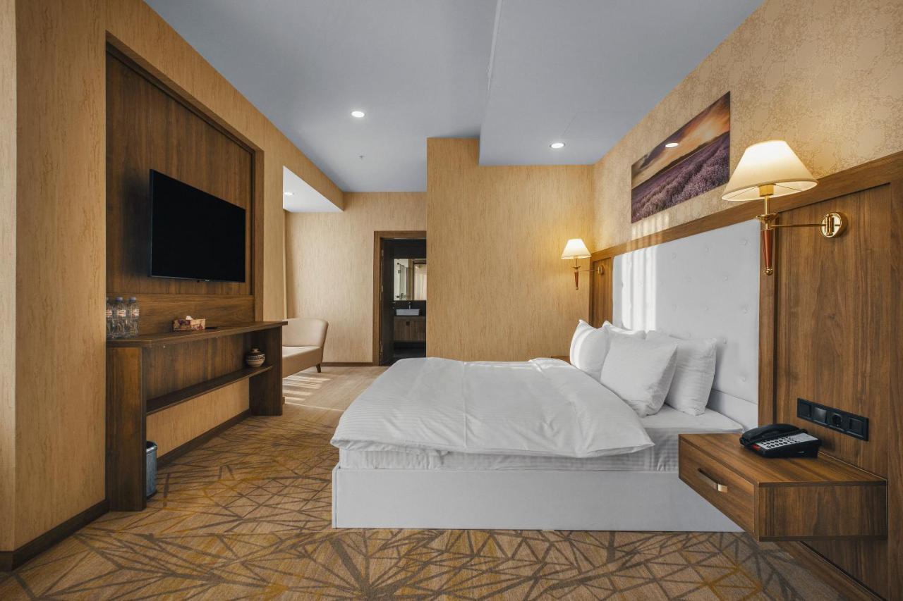 Royal Tulip Hotel & Casino, Tbilissi Extérieur photo Deluxe Suite
