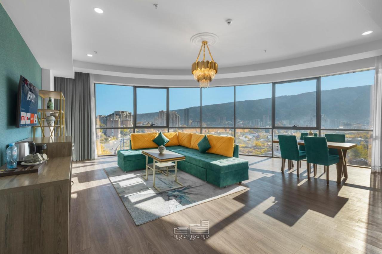 Royal Tulip Hotel & Casino, Tbilissi Extérieur photo A living room in a modern apartment