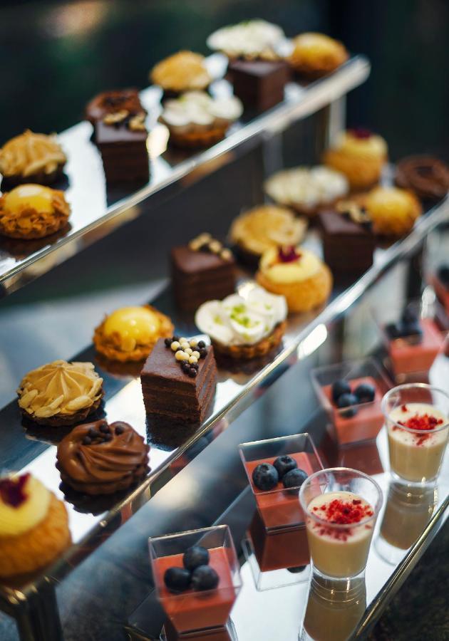 Royal Tulip Hotel & Casino, Tbilissi Extérieur photo A selection of petit fours