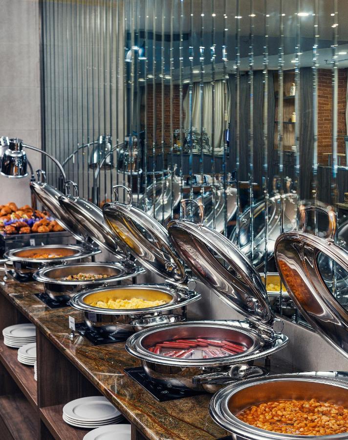 Royal Tulip Hotel & Casino, Tbilissi Extérieur photo A buffet at a hotel