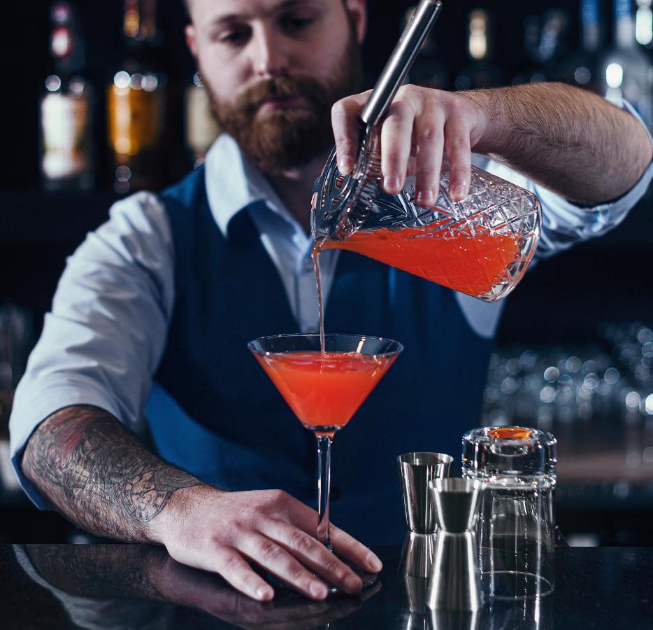 Royal Tulip Hotel & Casino, Tbilissi Extérieur photo A bartender preparing a cocktail