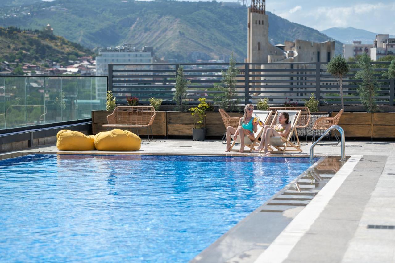 Royal Tulip Hotel & Casino, Tbilissi Extérieur photo Rooftop pool