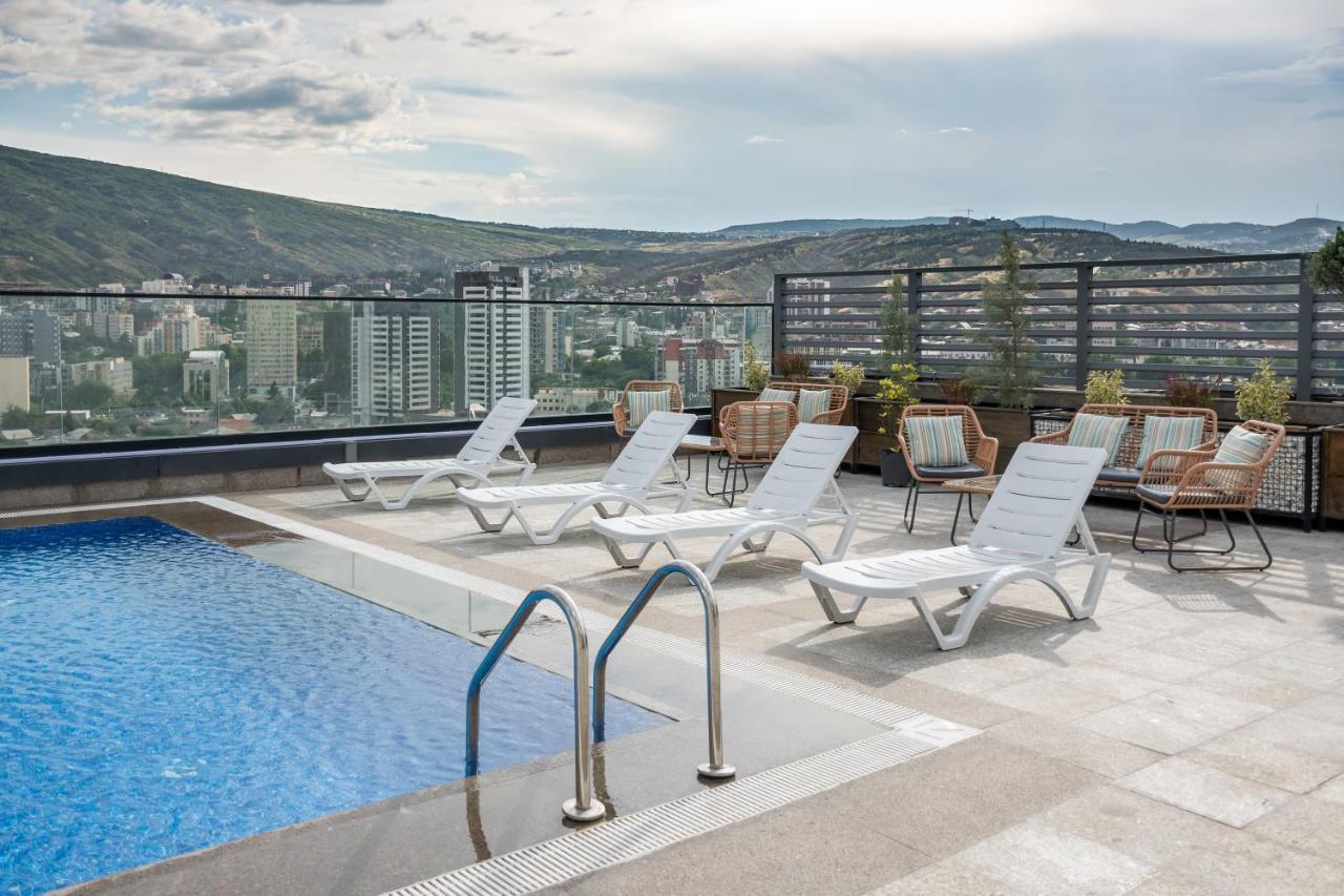 Royal Tulip Hotel & Casino, Tbilissi Extérieur photo Rooftop pool